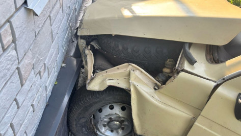 В Борисоглебске Воронежской области пенсионер на «Ниве» врезался в дом