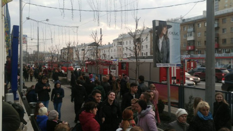 Спасатели назвали вероятную причину пожара в воронежском ТЦ «Галерея Чижова»