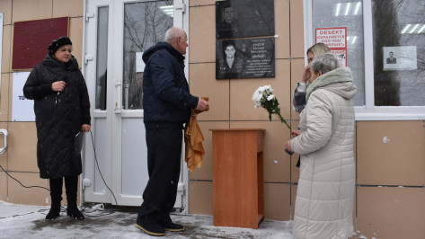 Мемориальные доски трем погибшим на Украине землякам открыли в Аннинском районе
