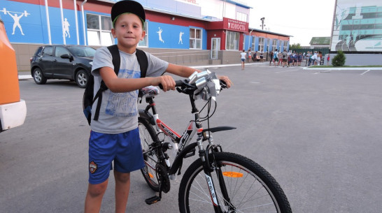 Юный футбольный болельщик из Кантемировки выиграл в лотерею велосипед