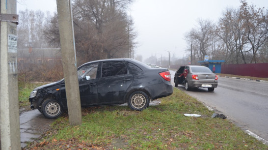 В Семилуках автоледи на «Ладе Приоре» столкнулась с иномаркой и попала в больницу