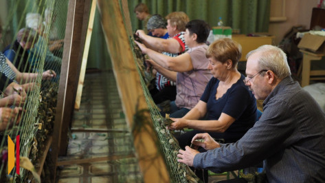 Жители воронежского села передали на СВО почти 200 маскировочных сетей