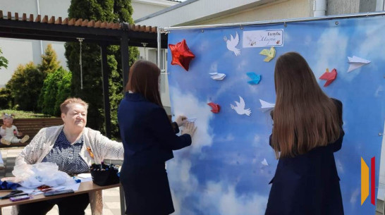 Репьевцы в День Победы создали большую праздничную открытку