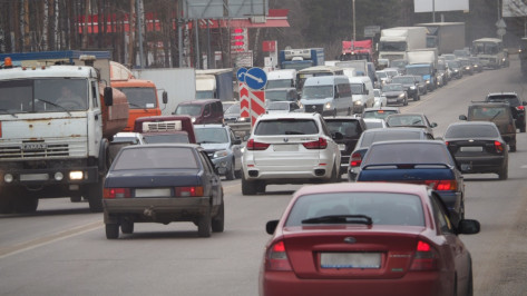 Перекрытие путепровода на 9 Января в Воронеже спровоцировало пробку в 4 км