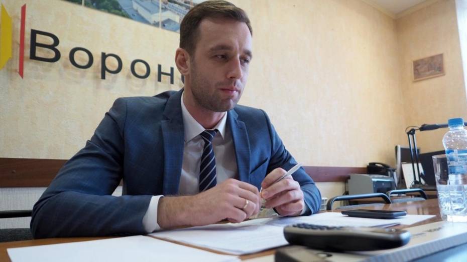 Губернатор Александр Гусев поздравил с 35-летием главу трудинспекции Воронежской области