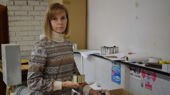 Укрывают и согревают. Многодетная жительница Воронежской области организовала плетение сетей и изготовление блиндажных свечей