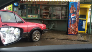 В Воронеже иномарка врезалась в киоск быстрого питания