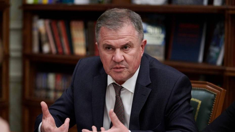 Александр Гусев наградил Сергея Карпова знаком «За заслуги перед Воронежской областью»