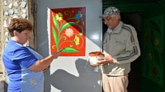 Жители нижнедевицкого села вручную расписали подъезд своего дома