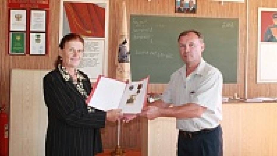 Дочь солдата передала награды отца в недавно созданный военный музей Хохольского района 