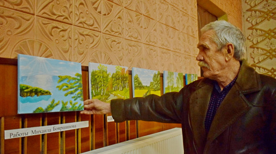 Житель грибановского села Кирсановка подарил Дому культуры 30 своих картин