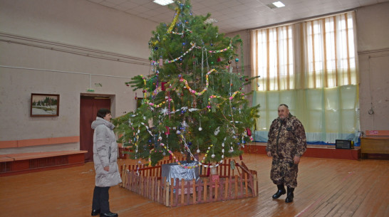 В петропавловском селе Пески установили «танцующую» елку