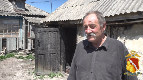 «Прислал ангел-хранитель»: воронежские полицейские спасли жизнь одинокого пенсионера на пожаре