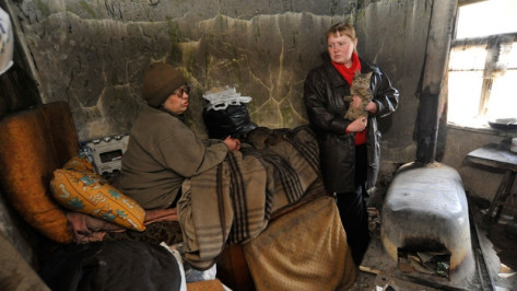 Прикованная к постели жительница Воронежа всю зиму прожила в сарае без тепла, воды и света