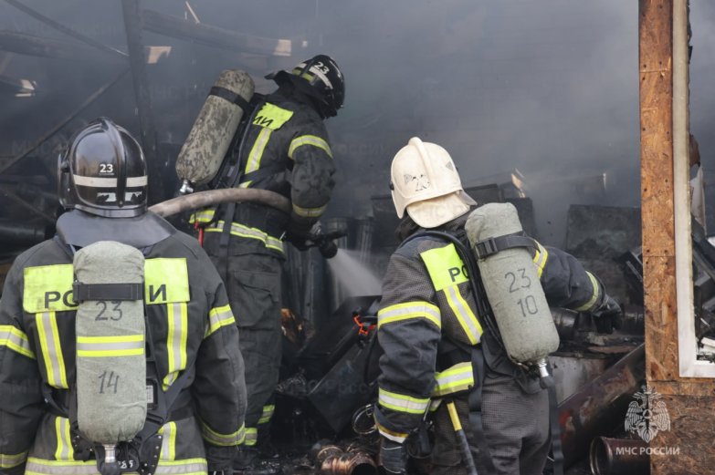 сгорел склад стройматериалов на Новосибирской