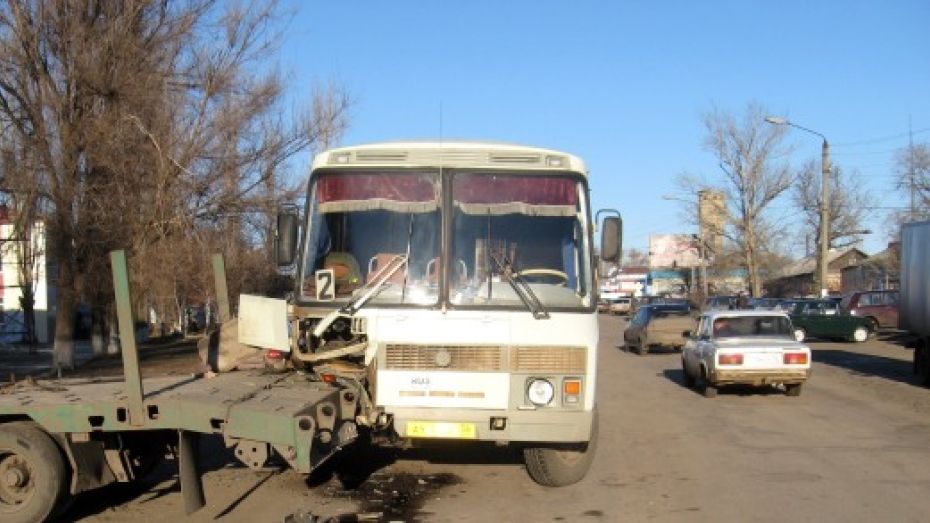 В центре Кантемировки столкнулись КамАЗ и пассажирский автобус