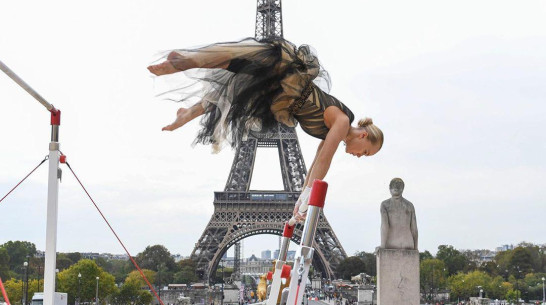 Воронежская гимнастка босиком и в коктейльном платье прошлась по Парижу