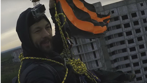 Воронежский экстремал прыгнул с башенного крана с 8-метровой георгиевской лентой