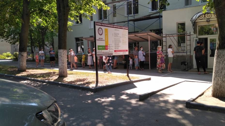 Воронежцы атаковали поликлиники, пытаясь получить справки для детского сада