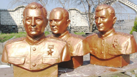 Скульптор из Репьевки изготовил бюсты Героев СССР для украинской станицы