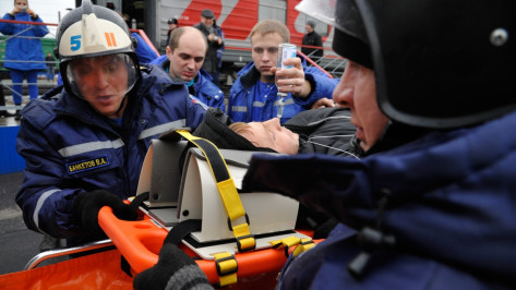 В Воронеже спасатели и медики помогли «пострадавшим» в сошедшем с рельсов вагоне