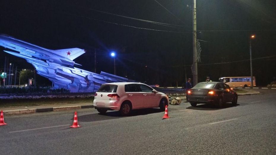 В Воронеже разыскивают водителя, сбившего коляску с 4-месячной девочкой у «самолета»