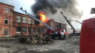 Пожар на территории бывшего воронежского экскаваторного завода попал на видео