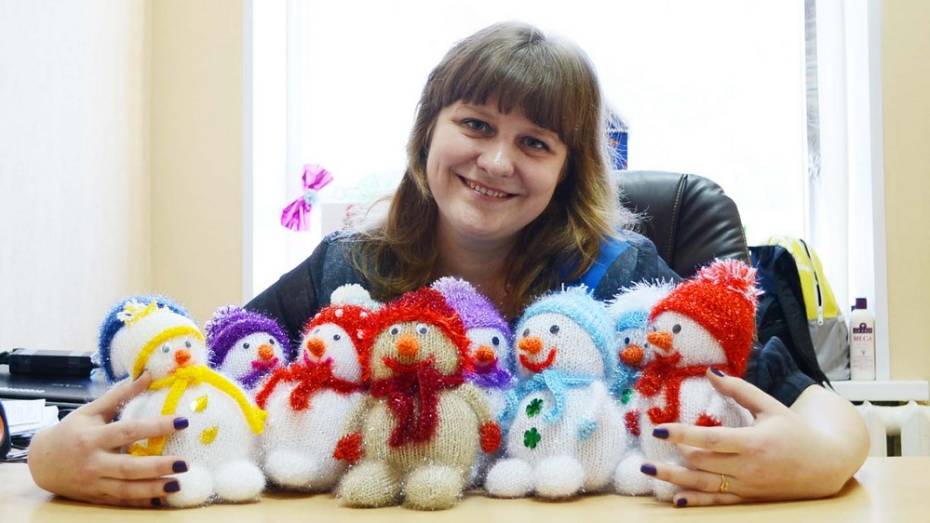 Жительница Семилук связала снеговиков для земляков