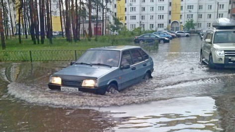 В Воронеже после ливня люди вынуждены плавать на своих автомобилях