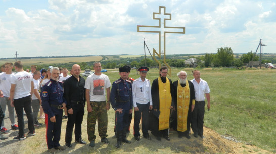 В острогожском селе Петренково на въезде установили памятный крест