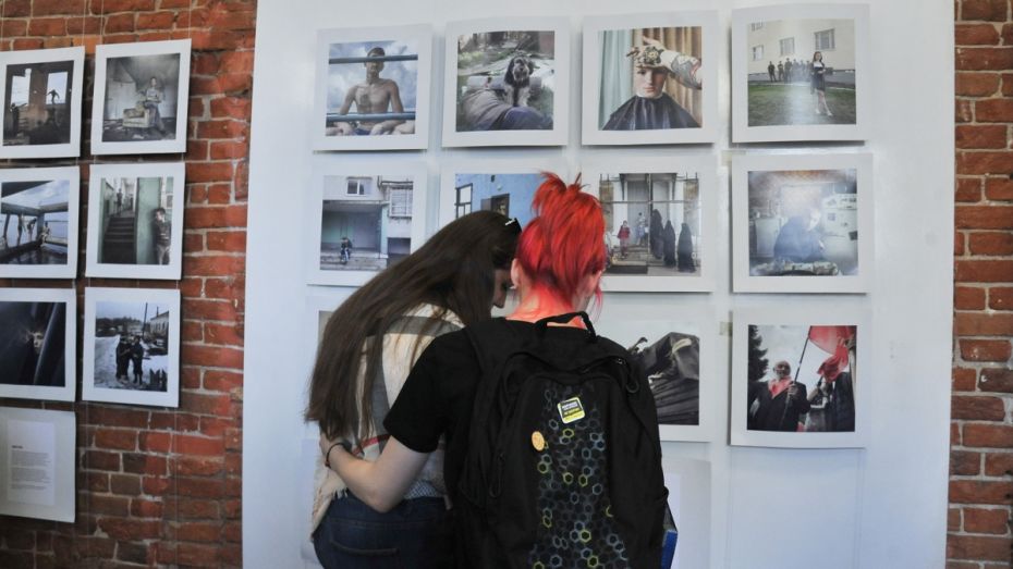 Открой правое. Выставки Воронеж. Выставки фотографов в городе Воронеж. Выставка фотографов в Санкт-Петербурге. Экспозиция «Воронеж – город-часовой».