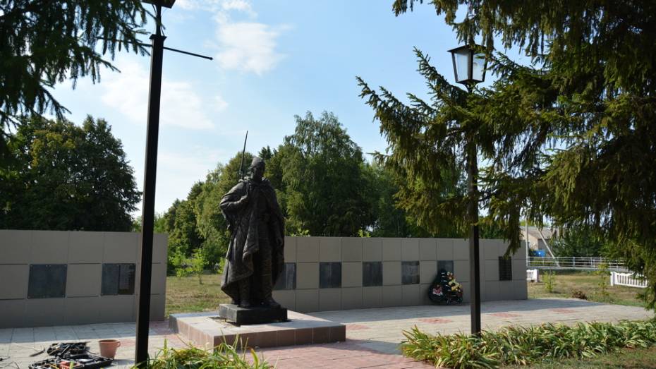 В острогожском селе Нижний Ольшан установили новую скульптуру воина-освободителя