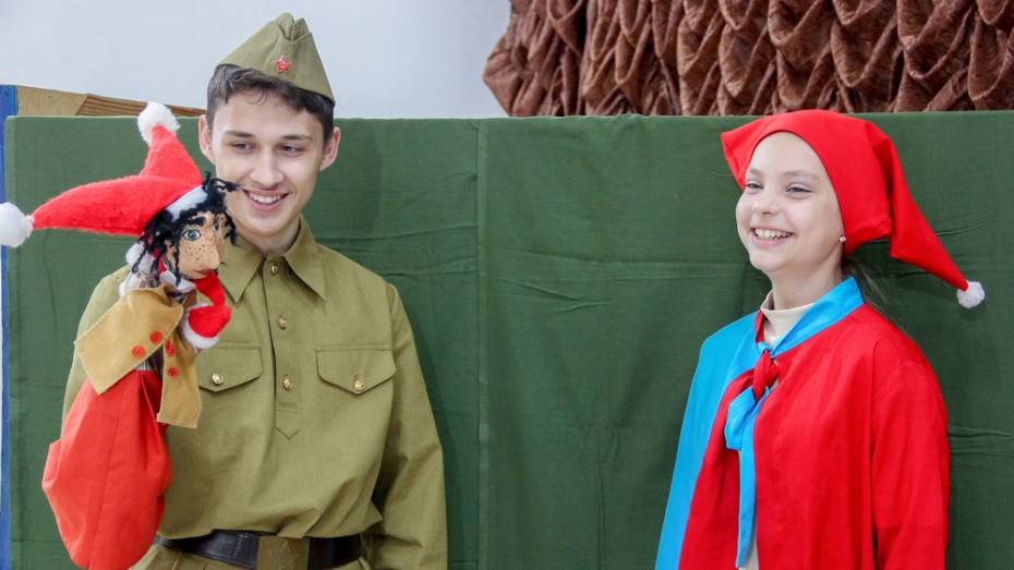 Воспитанники воскресной школы в Лисках впервые поставили кукольный военный спектакль