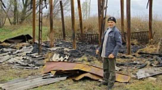 В семилукском селе из-за поджогов сгорели сараи с сеном