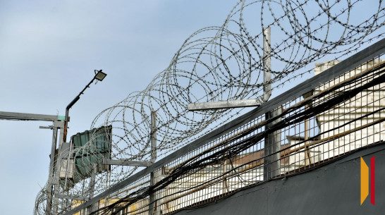 Под Воронежем освободившийся заключенный попытался перебросить бывшим сокамерникам телефоны через забор