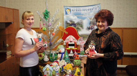 Жители Каменского района сделали елочные игрушки для детсадов