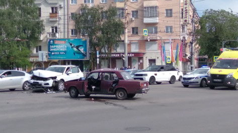 Молодые водители не смогли разъехаться на площади Застава в Воронеже: двоих госпитализировали