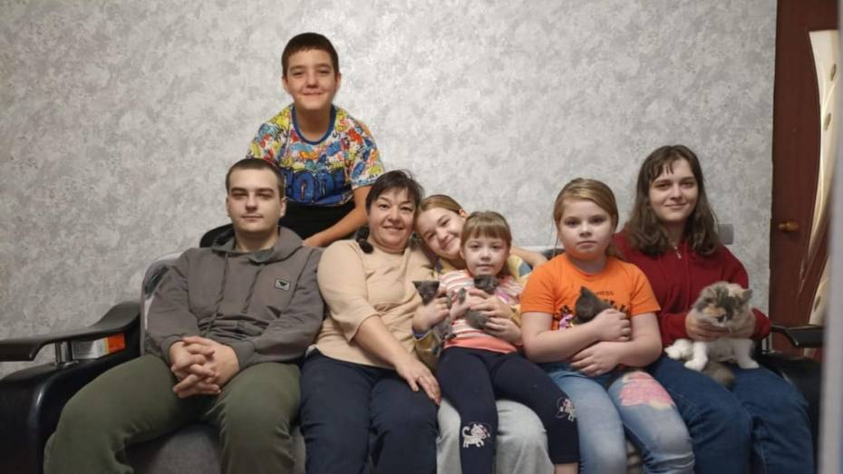 «У меня душа успокоилась»: как руководитель Панинской ветстанции взяла под опеку двух соседских детей