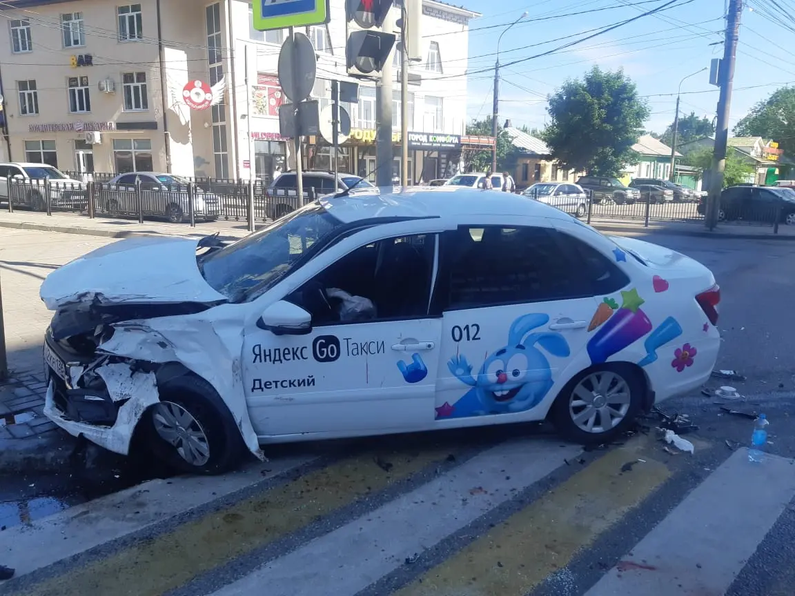 Машина такси попала в ДТП на улице Ленина в Воронеже