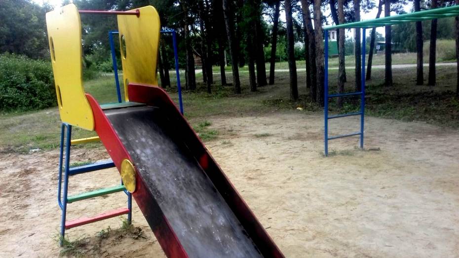 В калачеевском селе Ширяево вандалы подожгли детскую горку
