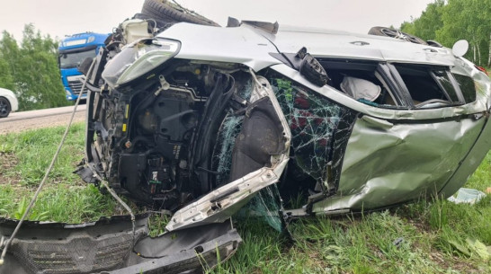 Renault Koleos с 59-летним водителем разбился на трассе в Воронежской области