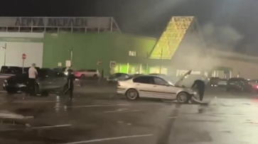 Дрифт двух воронежцев на BMW возле «Града» закончился аварией: видео