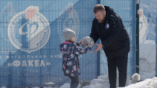 По-товарищески. Тренировку воронежского «Факела» посетили дети из Донбасса