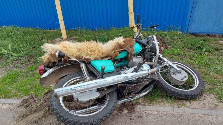 Пассажир мотоцикла погиб после столкновения с газовой трубой в Воронежской области