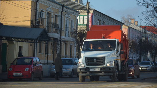 Острогожские коммунальщики получили 3 мусоровоза и трактор