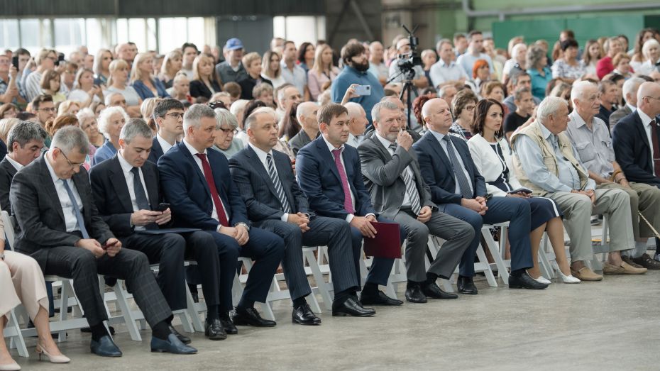 Исполняющий обязанности воронежского губернатора Виталий Шабалатов вручил награды работникам ВАСО