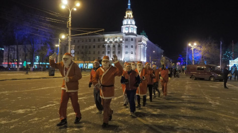 Деды Морозы пробежали по центру Воронежа за несколько часов до Нового года