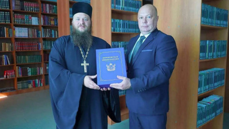 «Воронежскую энциклопедию» передали в дар от губернатора в Свято-Ильинский собор