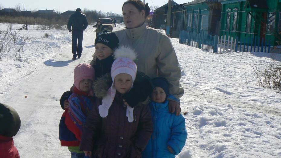 В Борисоглебске четырехлетняя девочка вынесла из горящего дома семимесячную сестру