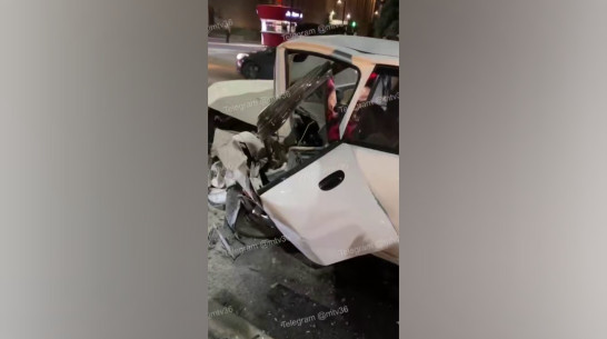 Жуткое ДТП в центре Воронежа, в котором пострадали 2 человека, сняли на видео